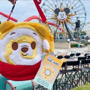NWT DISNEY PARKS WINNIE THE POOH MUNCHLINGS CINNAMON ROLL CROSSBODY